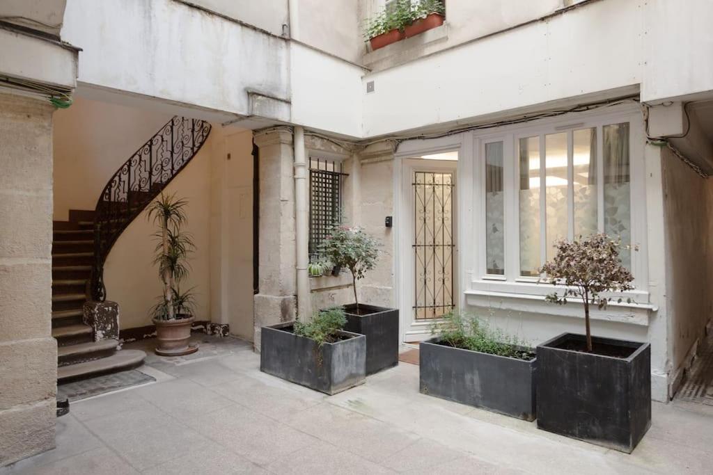 Apartment Atypical Flat - Place Des Vosges - 4 People Paris