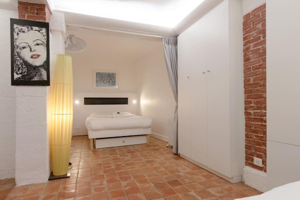 Apartment Atypical Flat - Place Des Vosges - 4 People Paris